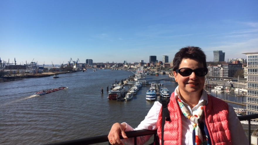 Hotelgast Ortrud auf dem Plaza der Elbphilharmonie bei strahlendem Wetter! Ortrud Plaza Elbphilharmonie